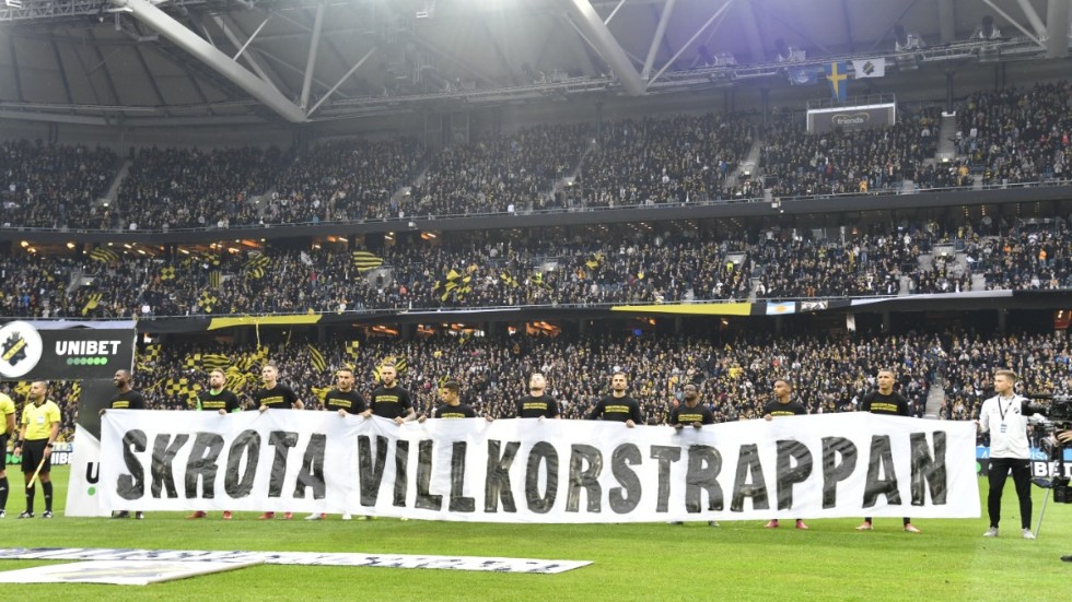 AIK-spelarna protesterade inför avspark.