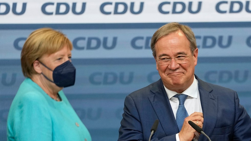 CDU:s partiledare Armin Laschet (tll höger i bild) och förbundskansler Angela Merkel (CDU).