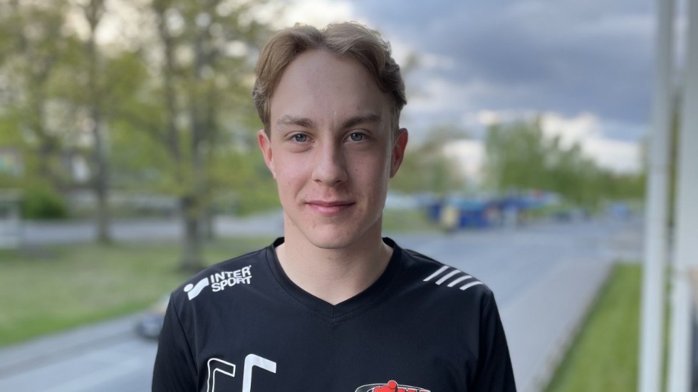 Elliot Kronstrand tränar med Jönköpings SSL-lag på försäsongen i sommar. 