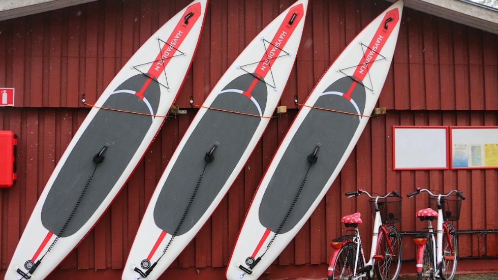 Stand up padelboard, Sup kallade, står och väntar på att bli använda. Och blir det bara väder, blir det full fart på sjön.