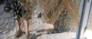 Skador i glasdörr efter nattens skottlossning – polisen spärrade av platsen