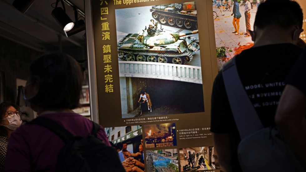De sista besökarna lämnar Fjärde juni-museet i Hongkong. Museet, som visar utställningar om massakern på Himmelska fridens torg i Peking 1989, tvingades stänga tre dagar före massakerns årsdag.