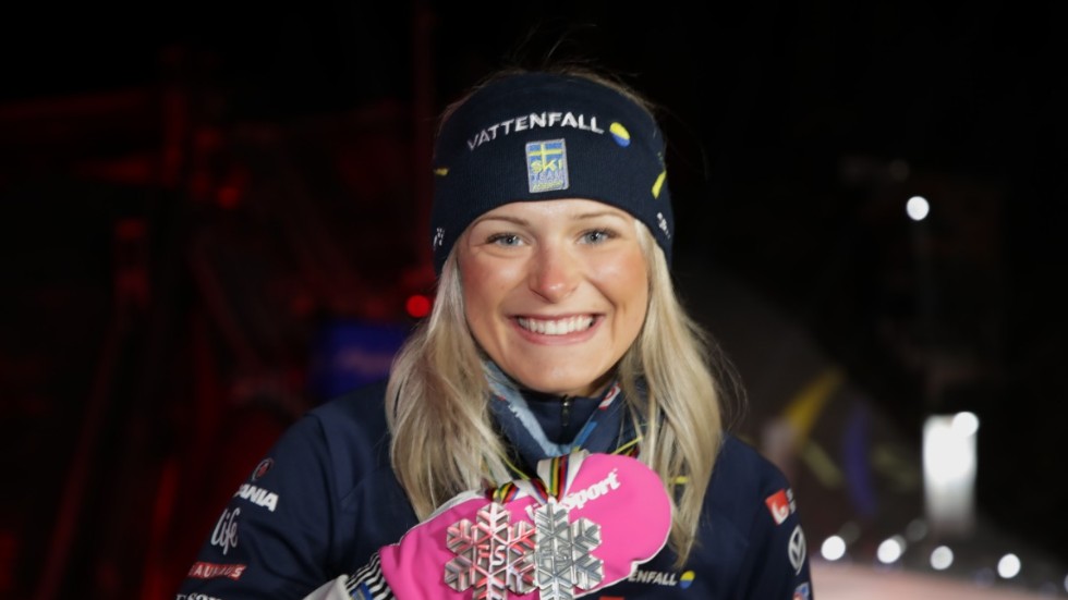 Frida Karlsson med silvermedaljen efter VM-loppet över 10 kilometer förra säsongen. Arkivbild.