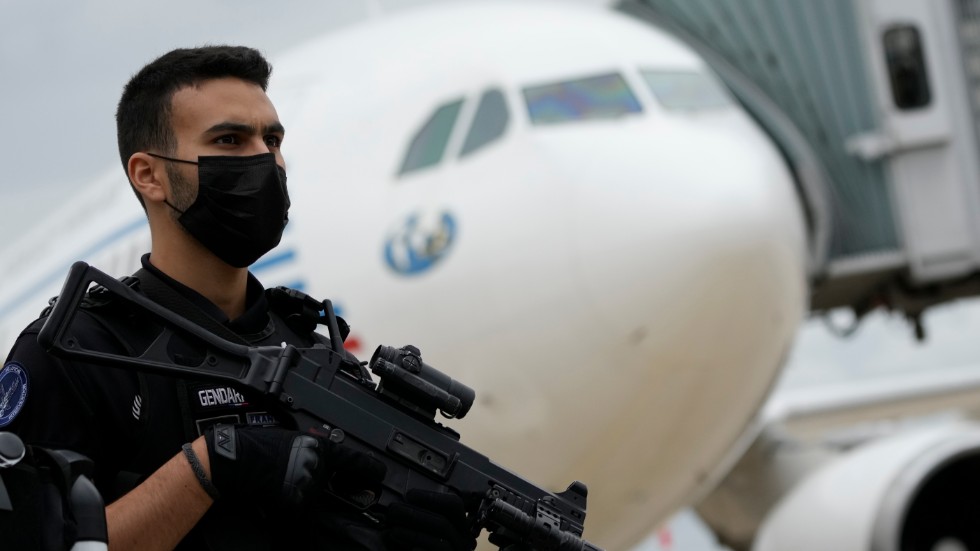 Ett plan med evakuerade från Afghanistan landar på Charles de Gaulle-flygplatsen i Frankrike.