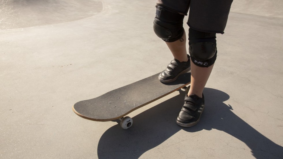 Skateboard är en aktivitet som utövas största delen av året om vädret tillåter, så länge betongen är torr finns det alltid några glada utövare som vill rulla bräda, skriver signaturen Anonym.