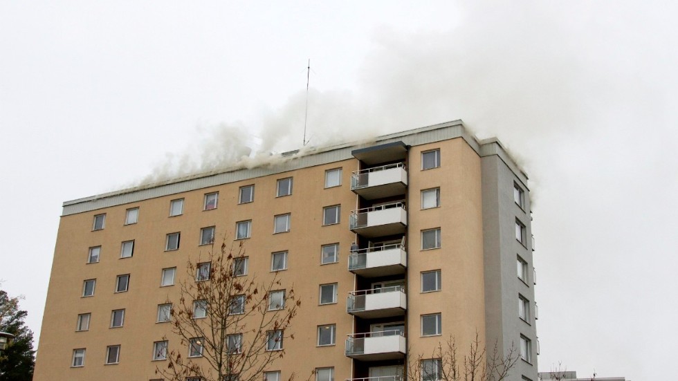 En brand bröt ut i ett flerfamiljshus i Sandviken.