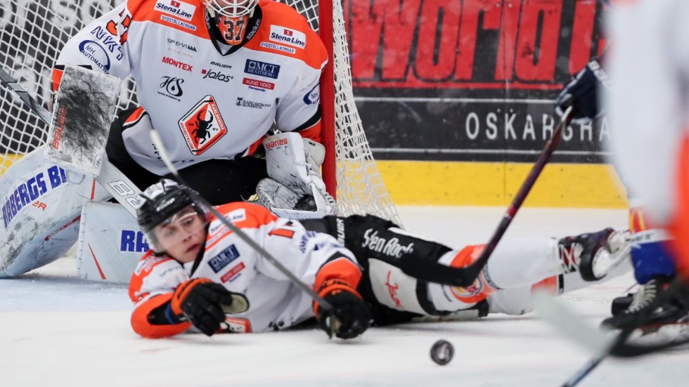 Karlskrona HK, här i en hockeyallsvensk match, är ett av två lag som inte står bakom hockeyettans tv-avtal. Arkivbild.