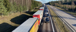 Kilometerlånga köer efter olycka på E4 – personbil körde in i lastbil