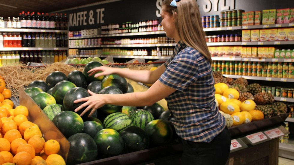 Elin Anemyr på Ica Supermarket berättar att vattenmelon är en populär vara under de varma dagarna.