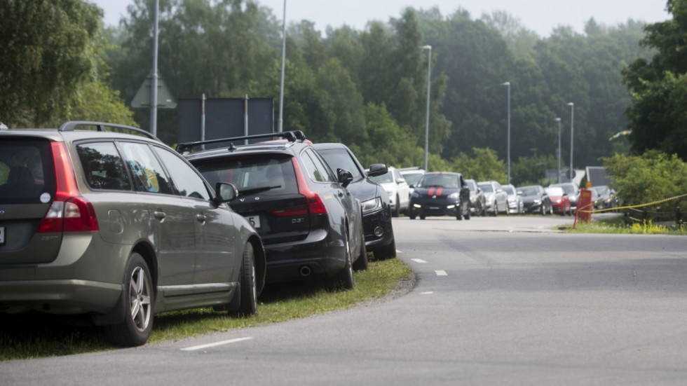 Slut på parkeringsplatser vid badet på Jogersö. Felparkerade bilar riskerar att hindra framkomligheten för ambulans och polis.