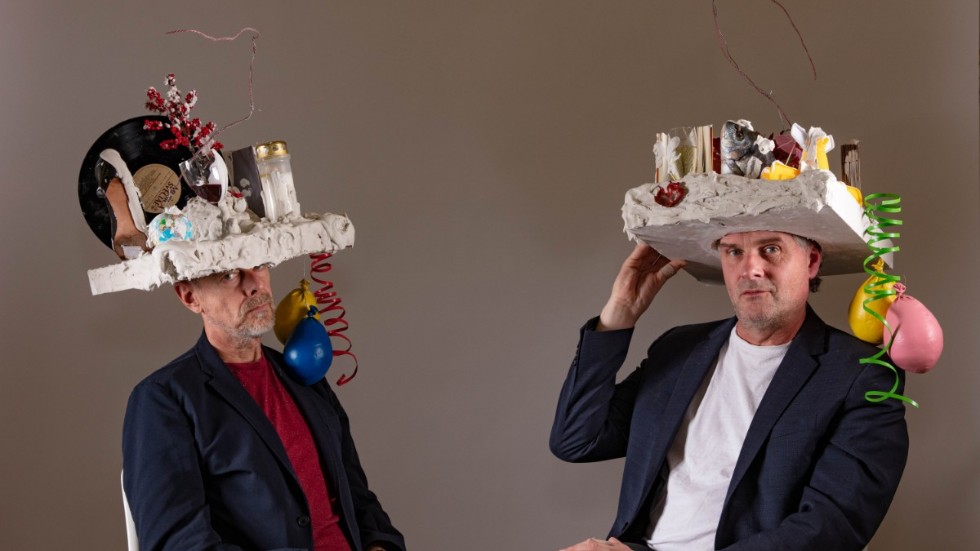 "När vi känner att vi har en bra idé som bär, då innehåller den den ingrediensen", säger Lars Bergström (till höger) om hur konstnärsduon använder sig av humor, mer eller mindre automatiskt, i sina verk. På bilden "The perfect brainstorm" från 2020. Pressbild.