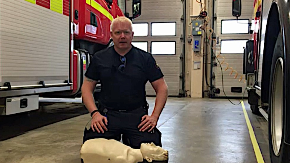 SMS-livräddare kan bli en stor tillgång, säger Ulf Bowein vid räddningstjänsten i Hultsfred. Här demonstrerar han hur hjärtstartaren fungerar.