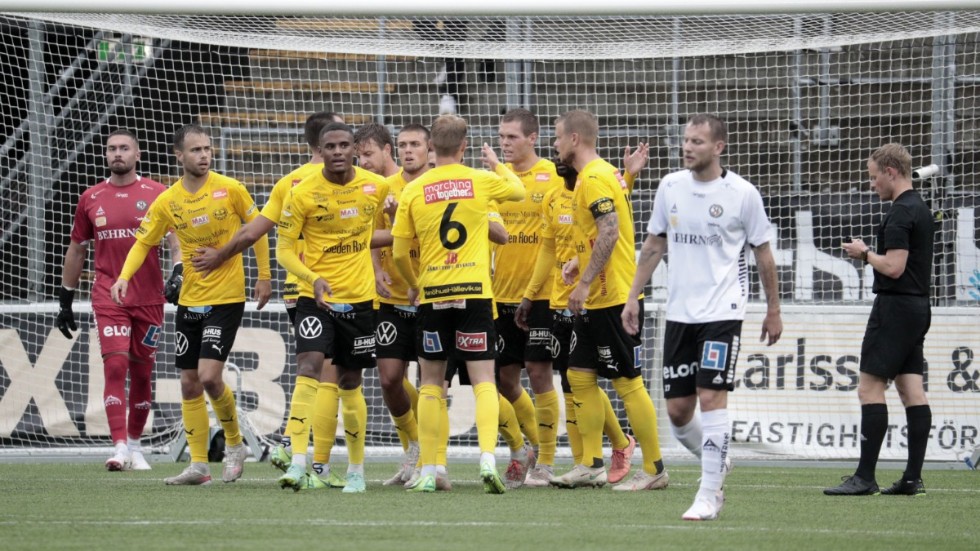 Mjällby jublar efter att Joel Nilsson gjort 1-1 under lördagens fotbollsmatch i allsvenskan mellan Örebro SK och Mällby AIF på Behrn Arena.