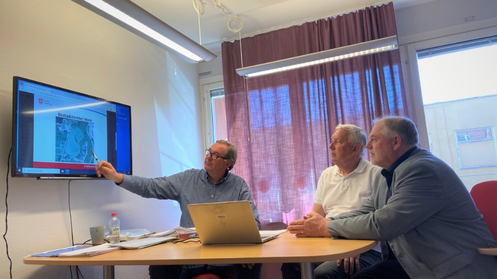 Christer Segerstéen (M), Gösta Gustavsson (M) och Anders Ljung (C) berättar om satsningen på nya tomter i Horn.