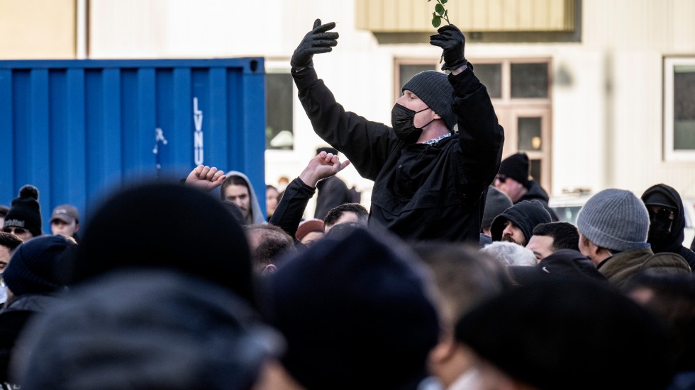 Motdemonstration mot Rasmus Paludan i Malmö. Skribenten tycker att det ska vara olagligt att dölja sitt ansikte i sådana sammanhang.