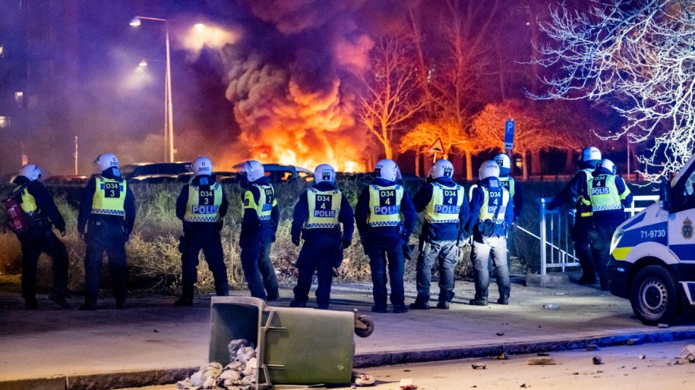 Kravallpoliser under en insats i samband med oroligheter i Malmö efter en av Rasmus Paludans manifestationer. Insändarskribenten tycker att det finns en baksida med den oinskränkta yttrandfriheten.
