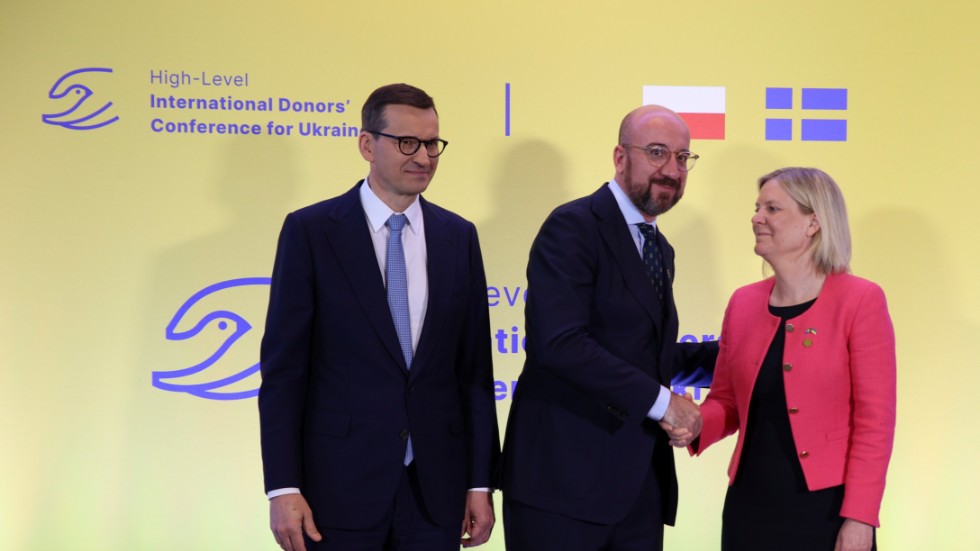 Polens premiärminister Mateusz Morawiecki och statsminister Magdalena Andersson hälsar Europeiska rådets ordförande Charles Michel välkommen till den internationella givarkonferensen för Ukraina.