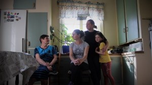 Familjen Davydenko flydde kriget i Ukraina – såg mammor med dödsångest som skrev släktingars telefonnummer på sina barns ryggar