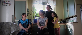 Familjen flydde kriget i Ukraina – såg mammor med dödsångest som skrev släktingars telefonnummer på sina barns ryggar