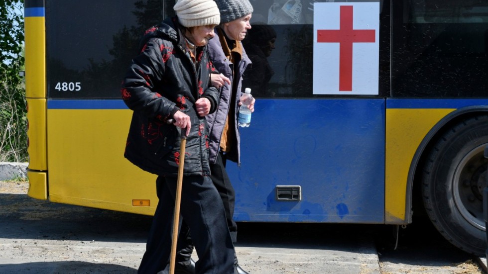 Över åtta miljoner ukrainare är på flykt inom landets gränser. På bilden syns två kvinnor som ska gå ombord på en evakueringsbuss i östra Ukraina. Arkivbild.