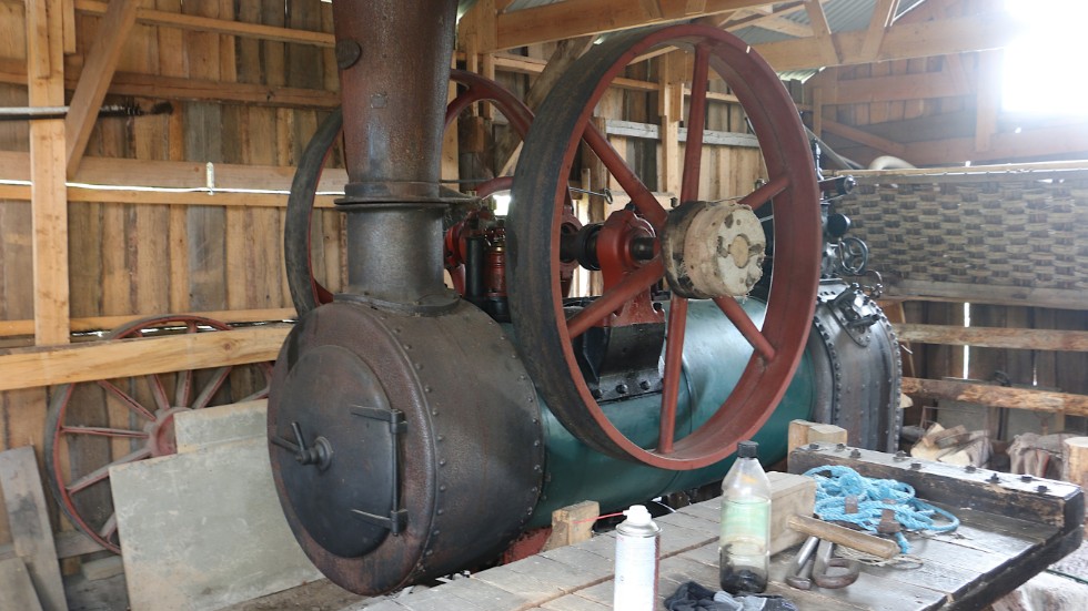 Så ser den ut, den nyrenoverade ångmaskinen som är redo att driva det gamla sågverket.