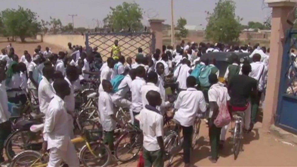Skolbarn lämnar en skola i norra Nigeria. Återkommande masskidnappningar har lett till mängder av stängda skolor och att föräldrar håller sina barn hemma. Arkivbild.