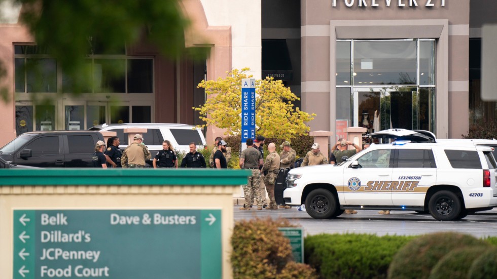 Polisen har spärrat av köpcentret Columbiana Centre mall i Columbia i amerikanska i South Carolina.