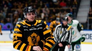Linus Karlsson går på is med Skellefteå AIK – åker sedan över till Kanada: "Dörren till Skellefteå AIK är inte helt stängd"