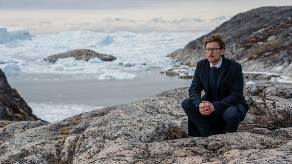 En stor oljefyndighet upptäcks på Grönland, vilket snabbt leder till problem, inte minst för den nyblivne Arktisambassadören Asger (Mikkel Boe Følsgaard) i "Borgen – riket, makten och äran". Pressbild.