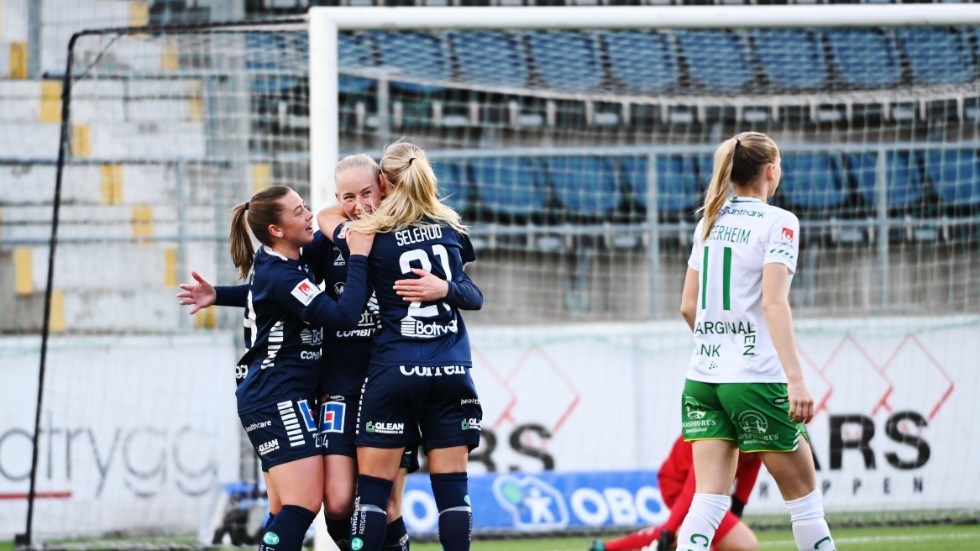 Amalie Vangsgaard, i mitten, och Alva Selerud, till höger om Vangsgaard, samarbetade vid både 1–0 och 2–0 hemma mot Hammarby.