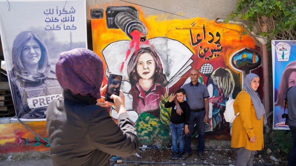 Palestinier besöker platsen där journalisten Shireen Abu Akleh sköts till döds. Arkivbild.