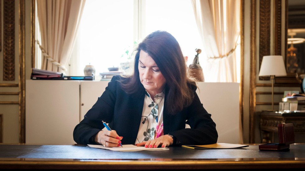 I maj 2022 skrev dåvarande utrikesminister Ann Linde under Sveriges ansökan om medlemskap i försvarsalliansen Nato.