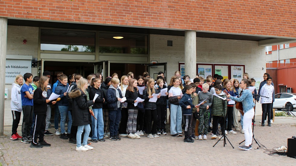 Konstutställningen invigdes med sång och musik av eleverna i årskurs 5 på Lindblomskolan.