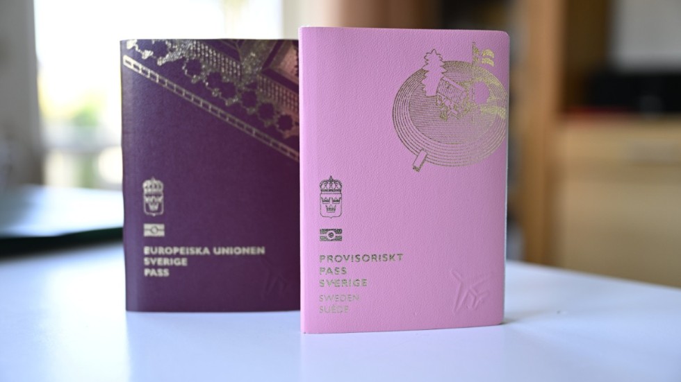 Ett svenskt pass och svenskt provisoriskt pass. Arkivbild.