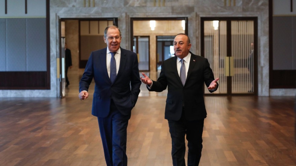 Rysslands utrikesminister Sergej Lavrov med sin turkiske kollega Mevlut Cavusoglu i Ankara.