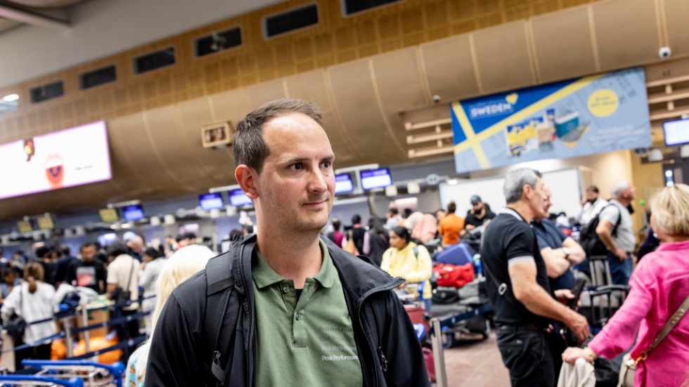 Peter Gustafsson i kön för att lämna av bagaget på Arlanda flygplats.