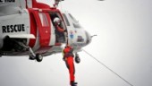 Helikoptern lyft för jubilerande kallbad