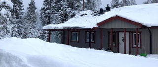 Fullt utvecklad vindsbrand i Ursviken – en person till sjukhus