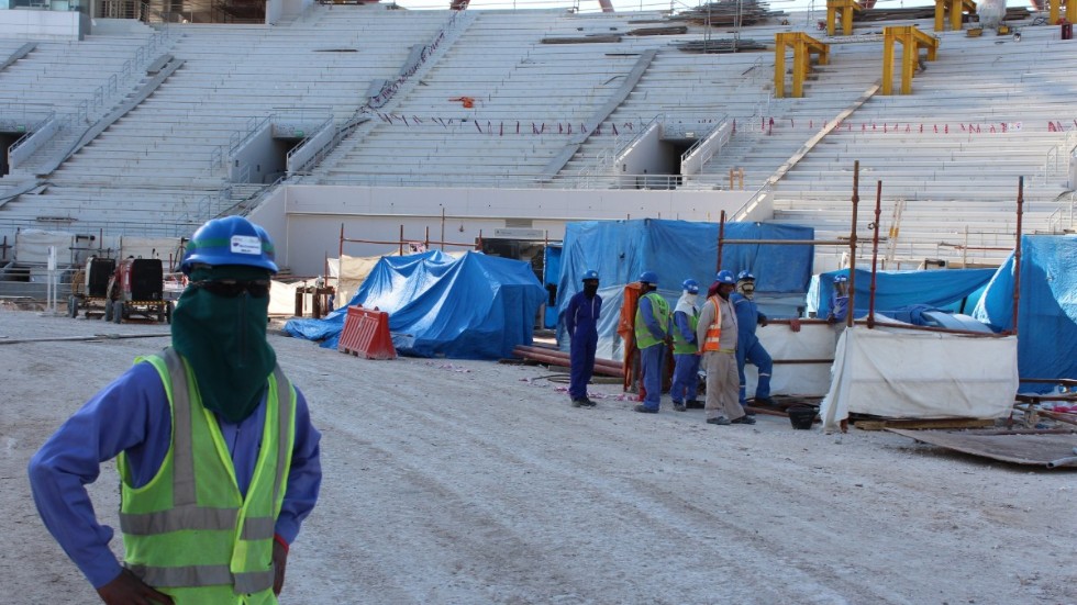 Migrantarbetare under ett bygge av en VM-arena i Qatar. Arkivbild.