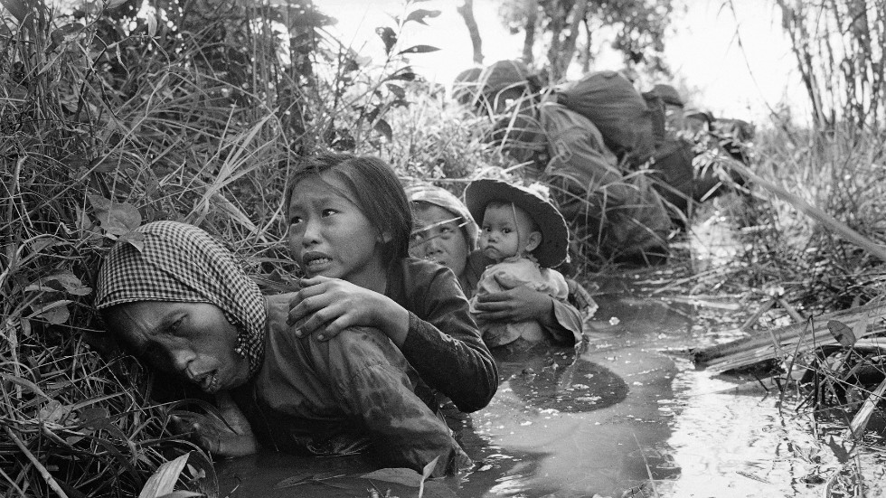 Jag tänker på Vietnamkriget för 50 år sedan. Den gången var det USA som överföll ett litet land med sin enorma överlägsenhet i resurser, skriver Björn Johansson. Bilden från 1966. Kvinnor och barn tar skydd i ett dike utanför Saigon.