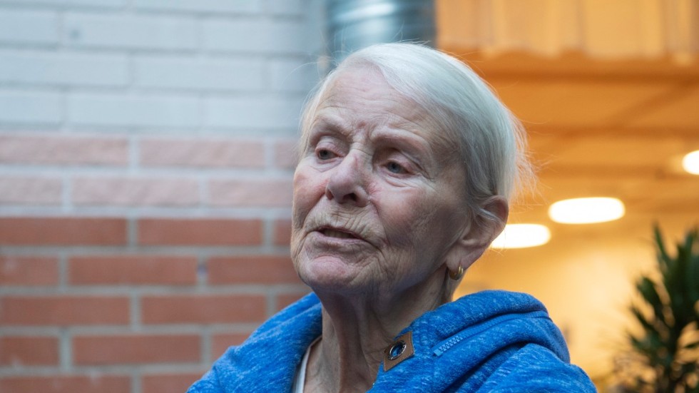 Boende Maud Sjölander, boende på äldreboendet Vallongården, testar VR-glasögon.