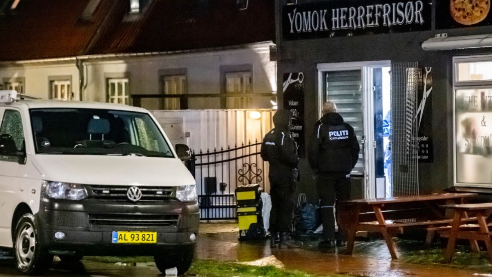 Polisen vid den frisörsalong i Rødovre i Köpenhamnsområdet där en 17-årig pojke sköts ihjäl den 3 december. Arkivbild.