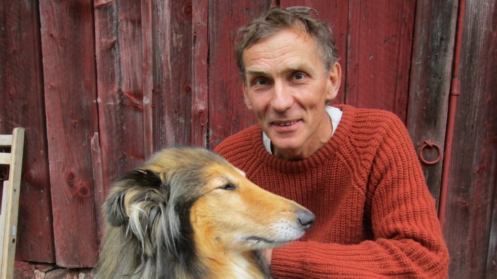 Krister Segergren och hunden Netti. Nu debuterar han som författare efter att ha vunnit första pris i Lassbo Förlags manustävling med sitt självbiografiska manus "Den tomma cirkeln".