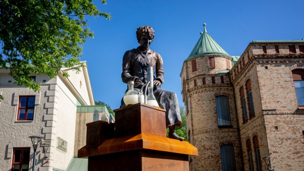 Staty av Sveriges första kvinnliga ingenjör, Vera Sandberg, utanför Chalmers, där många ingenjörer utbildas. Arkivbild.