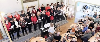 Körsång och nyckelharpa i bönhuset