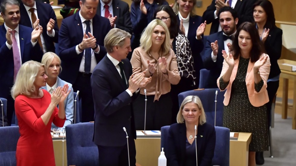 Socialdemokraternas partiledare Magdalena Andersson (S) har valts till statsminister av riksdagen och övrig regering applåderar. 