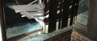 Notorisk tjuv fast igen – stal till ett värde av 80 000 kronor: Hävdar att han bara slog sönder fönsterruta