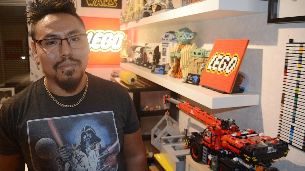 Lego är stort för Sergio Jaensson, 30, i Vimmerby. ett helt rum är inrett för hans stora hobby.