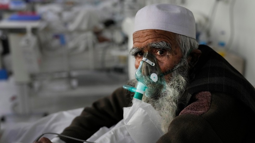 En covidsmittad patient på sjukhuset i Kabul. Antalet nya smittofall har ökat kraftigt de senaste veckorna.