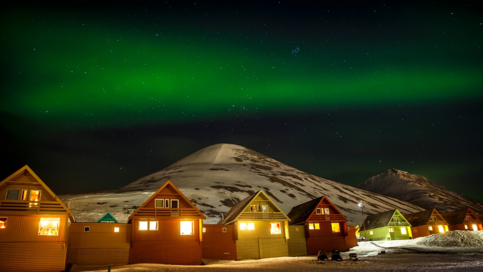 Norrsken över Longyearbyen på Svalbard, Norge. Arkivbild.